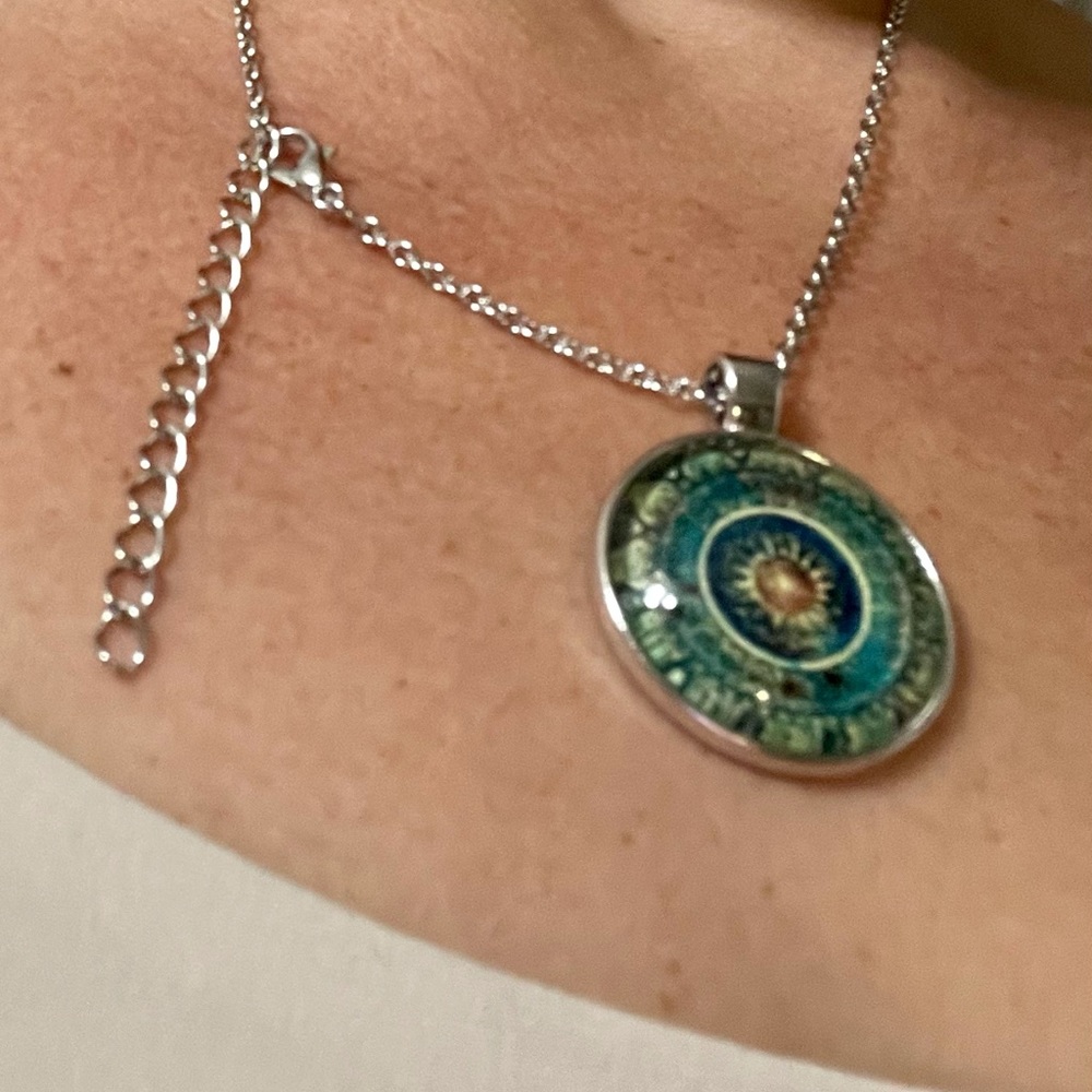 *NEW* Unique sunburst silver tone necklace - Picture 3 of 9